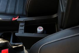 中央扶手箱空间