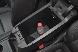 中央扶手箱空间