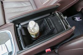 中央扶手箱空间