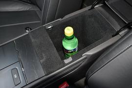 中央扶手箱空间