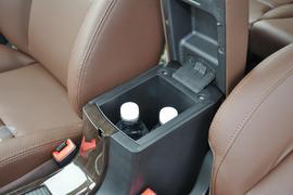 中央扶手箱空间