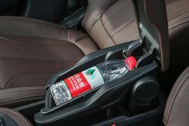 中央扶手箱空间