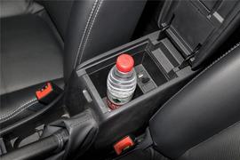 中央扶手箱空间