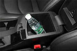 中央扶手箱空间