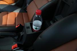 中央扶手箱空间