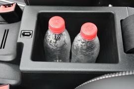 中央扶手箱空间