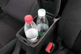 中央扶手箱空间