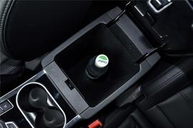 中央扶手箱空间