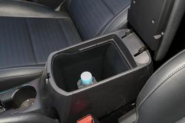 中央扶手箱空间