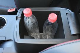 中央扶手箱空间