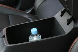 中央扶手箱空间