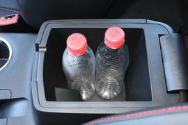 中央扶手箱空间