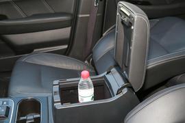 中央扶手箱空间