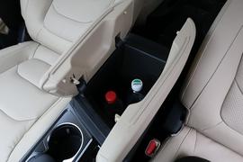 中央扶手箱空间