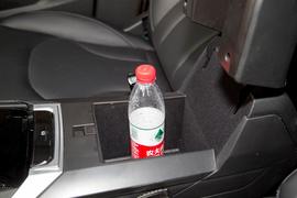 中央扶手箱空间