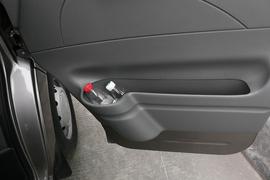 2017款 上汽大通V80 2.5T5挡手动傲运通国V短轴超低顶6座