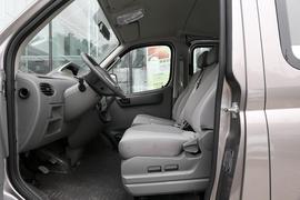 2017款 上汽大通V80 2.5T5挡手动傲运通国V短轴超低顶6座