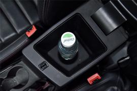 中央扶手箱空间