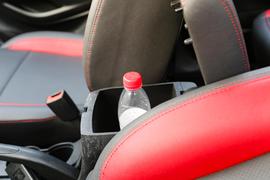 中央扶手箱空间