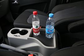 中央扶手箱空间