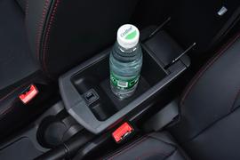 中央扶手箱空间