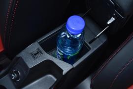 中央扶手箱空间