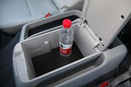 中央扶手箱空间