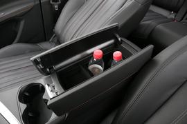 中央扶手箱空间