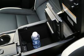 中央扶手箱空间