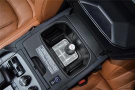 中央扶手箱空间