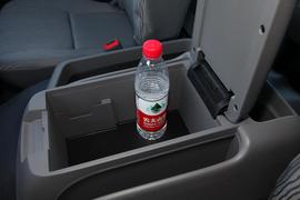 中央扶手箱空间