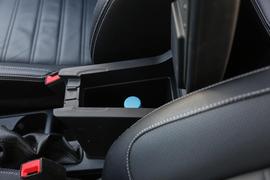 中央扶手箱空间