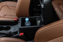 中央扶手箱空间