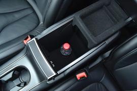 中央扶手箱空间