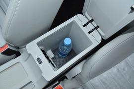 中央扶手箱空间