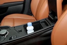 中央扶手箱空间