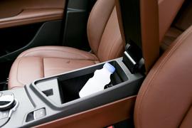 中央扶手箱空间