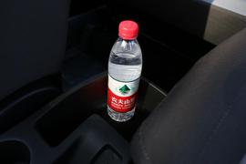 中央扶手箱空间