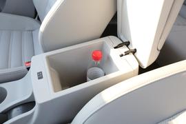 中央扶手箱空间