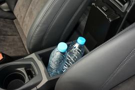 中央扶手箱空间