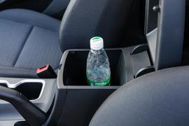 中央扶手箱空间