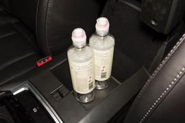 中央扶手箱空间