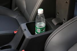 中央扶手箱空间