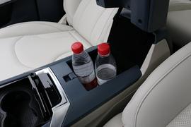 中央扶手箱空间