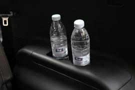 中央扶手箱空间