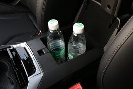 中央扶手箱空间