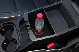 中央扶手箱空间