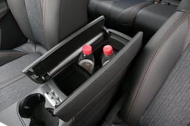 中央扶手箱空间