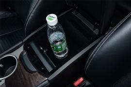 中央扶手箱空间