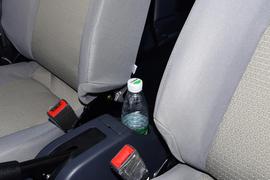 中央扶手箱空间